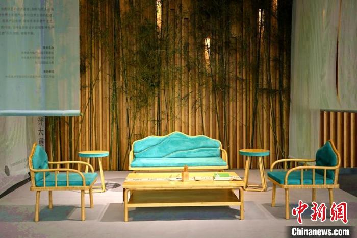 博览会现场漂亮的竹式家具。　刘忠俊 摄