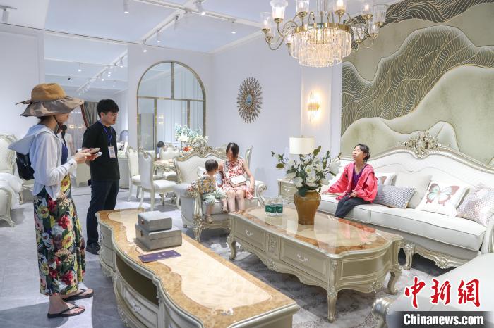 中国(赣州)第十届家具产业博览会展馆内，一些观众在体验家具产品。　刘力鑫 摄