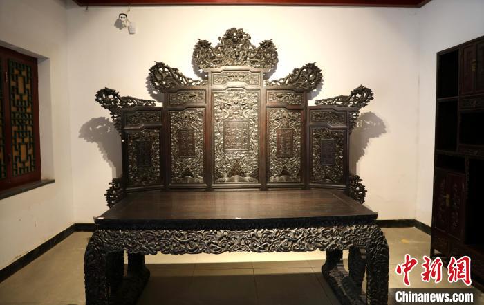 图为青海永录民俗博物馆内珍藏的中式家具。　薛蒂 摄